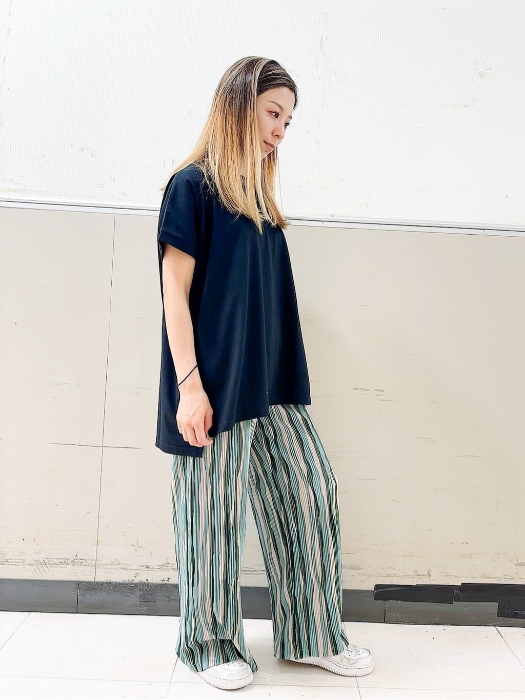 もえさんの「SHOO･LA･RUE｜【洗濯機可/柄が選べる】さらさら楽ちん プリーツ ワイドパンツ」を使ったコーディネート