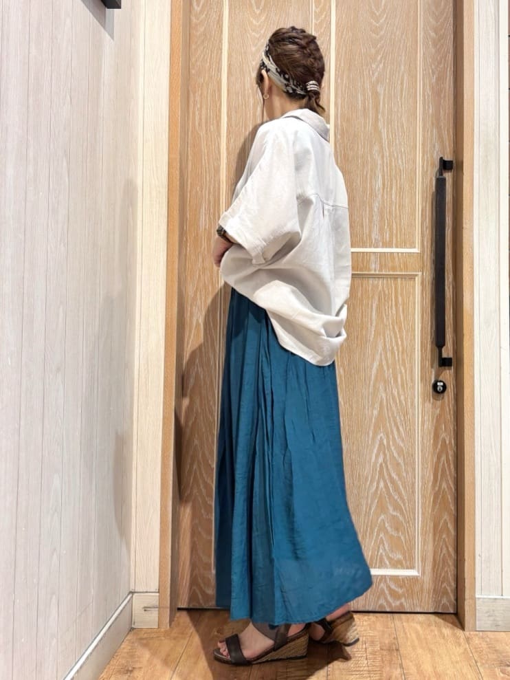meiさんの「SHOO･LA･RUE｜【S-LL/UV/接触冷感/抗菌防臭】体型を自然にカバー フレンチリネンブレンド襟付ドルマンシャツ」を使ったコーディネート
