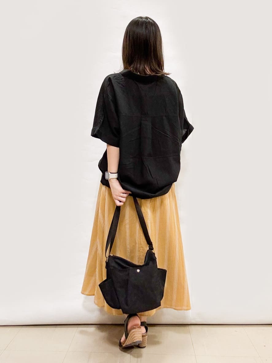 bulさんの「SHOO･LA･RUE｜【S-LL/UV/接触冷感/抗菌防臭】体型を自然にカバー フレンチリネンブレンド襟付ドルマンシャツ」を使ったコーディネート