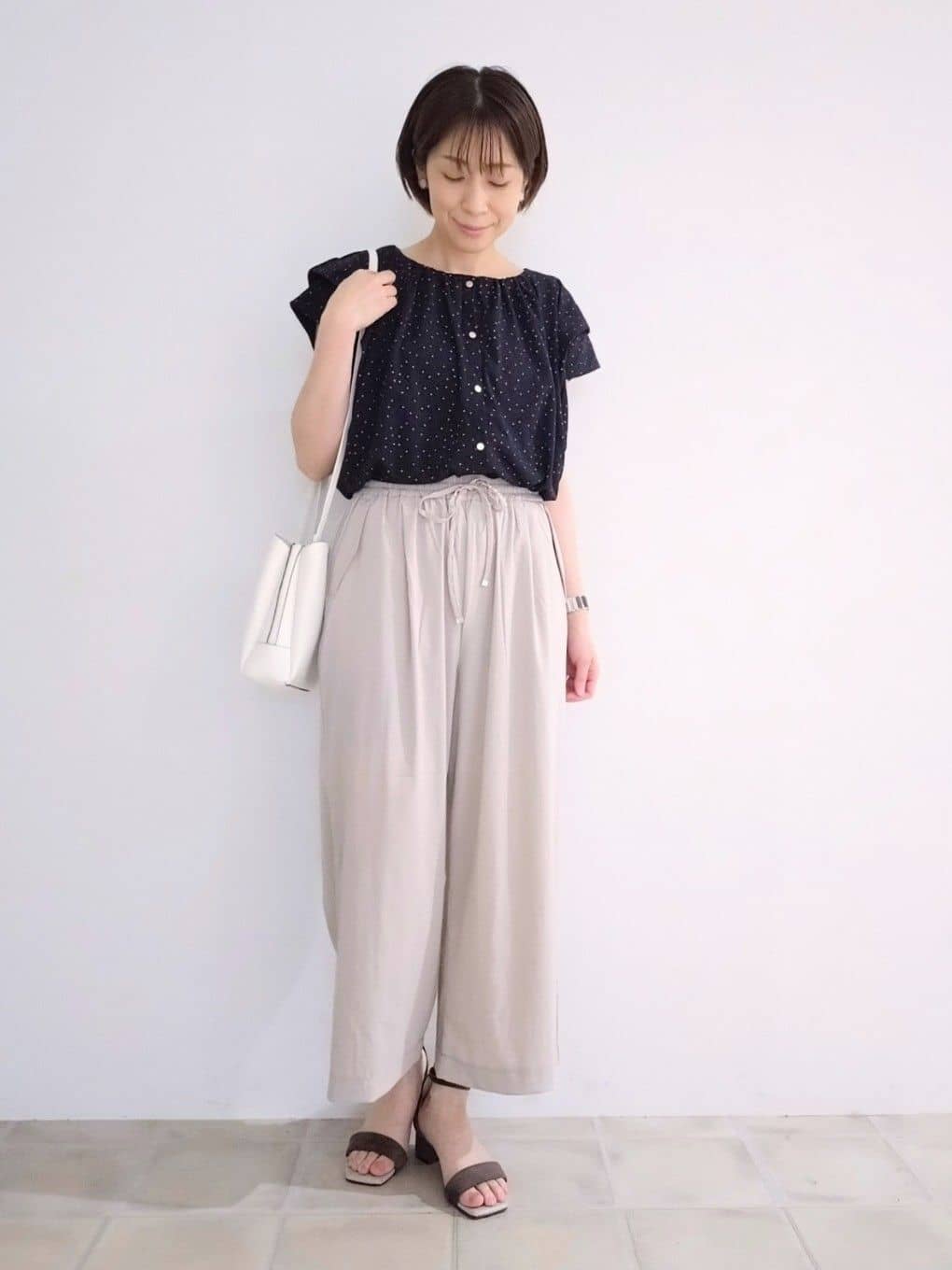 miomioさんの「SHOO･LA･RUE｜【S-LL/ひんやり】きちんと見えで好印象 ドット柄デザイントップス」を使ったコーディネート