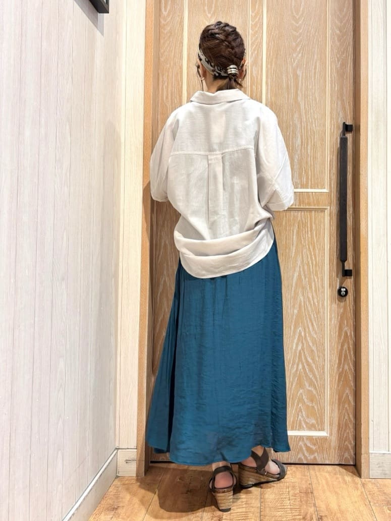 meiさんの「SHOO･LA･RUE｜【S-LL/UV/接触冷感/抗菌防臭】体型を自然にカバー フレンチリネンブレンド襟付ドルマンシャツ」を使ったコーディネート