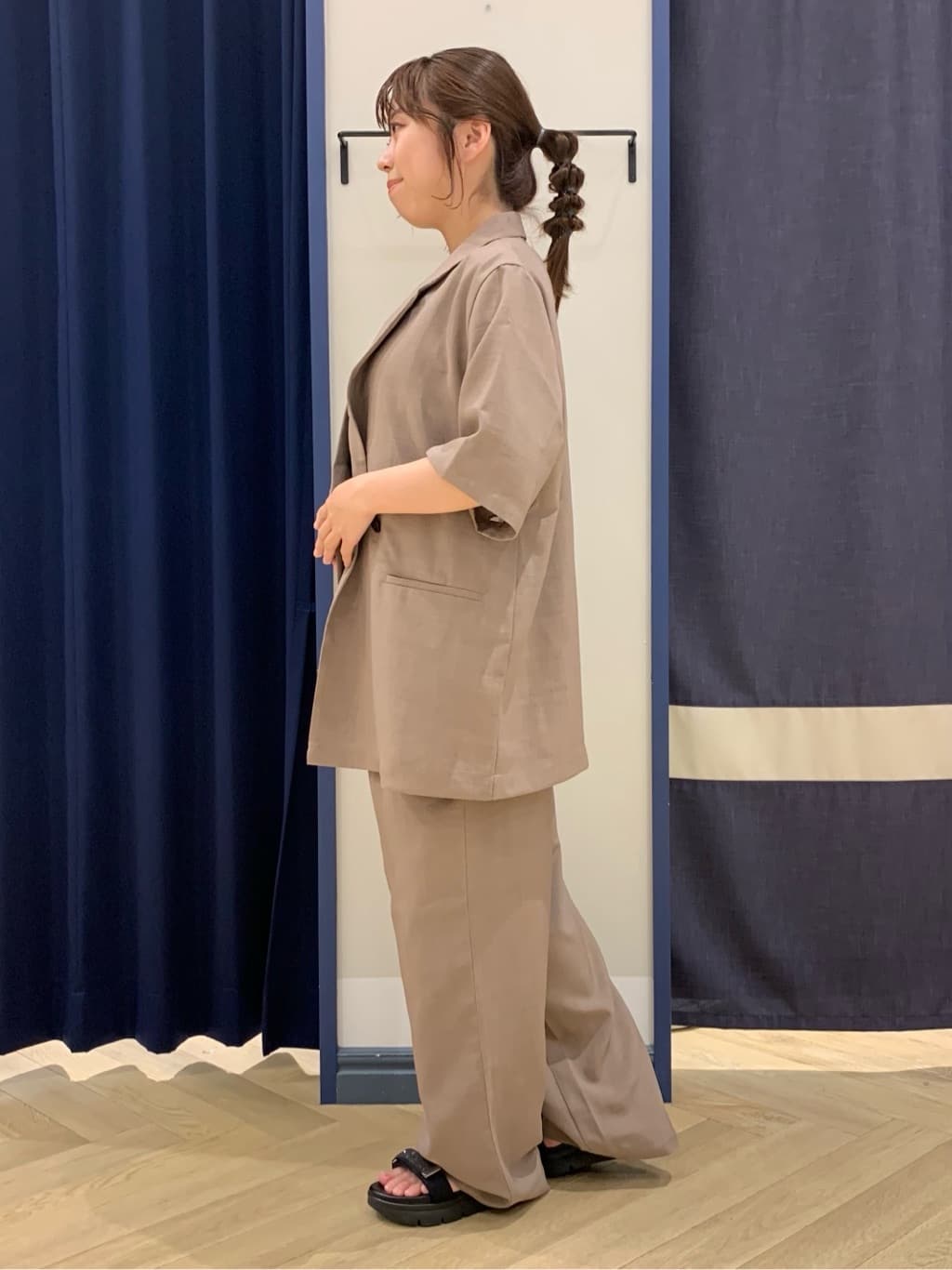 mokaさんの「grove｜軽やかに羽織れて、きちんと見え ハーフスリーブテーラードジャケット」を使ったコーディネート