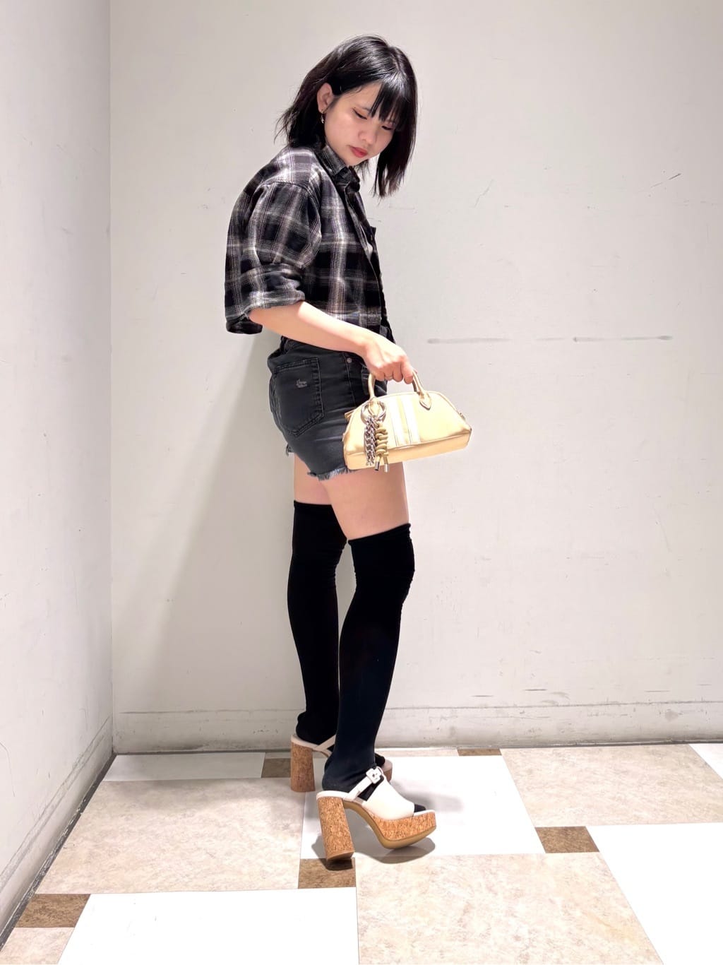 夜桜さんの「ESPERANZA｜ミニバックルコルクヒールミュール」を使ったコーディネート