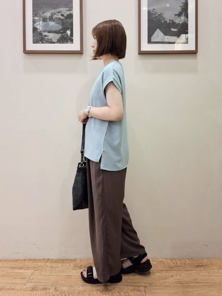 まあるさんの「SHOO･LA･RUE｜◆【S-LL/ひんやり/洗濯後しわになりにくい】程よいシアー感 ロゴTシャツブラウス」を使ったコーディネート