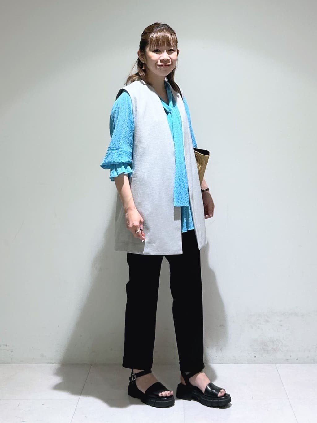 tsuyuさんの「INDIVI｜【洗える／シャーリング素材】ボリューム袖エアリーブラウス」を使ったコーディネート