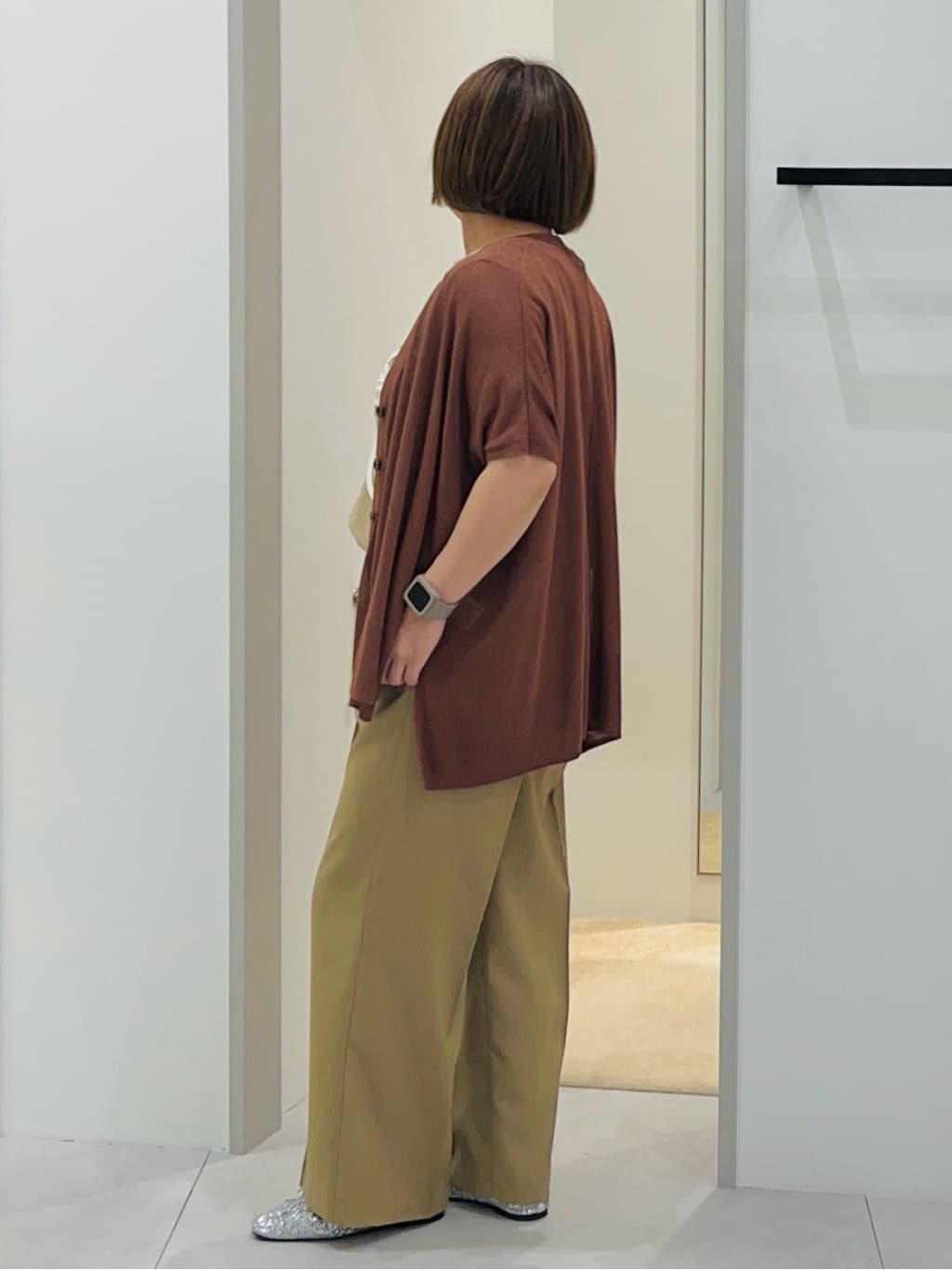 タナさんの「THE SHOP TK｜麻調ピンタックワイドパンツ【洗濯機OK】」を使ったコーディネート