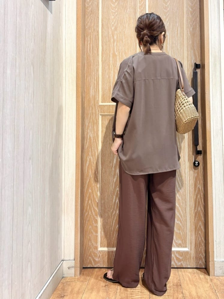 meiさんの「SHOO･LA･RUE｜【洗える/プチプラ】大人の抜け感をプラスする バンドカラーシャツ」を使ったコーディネート