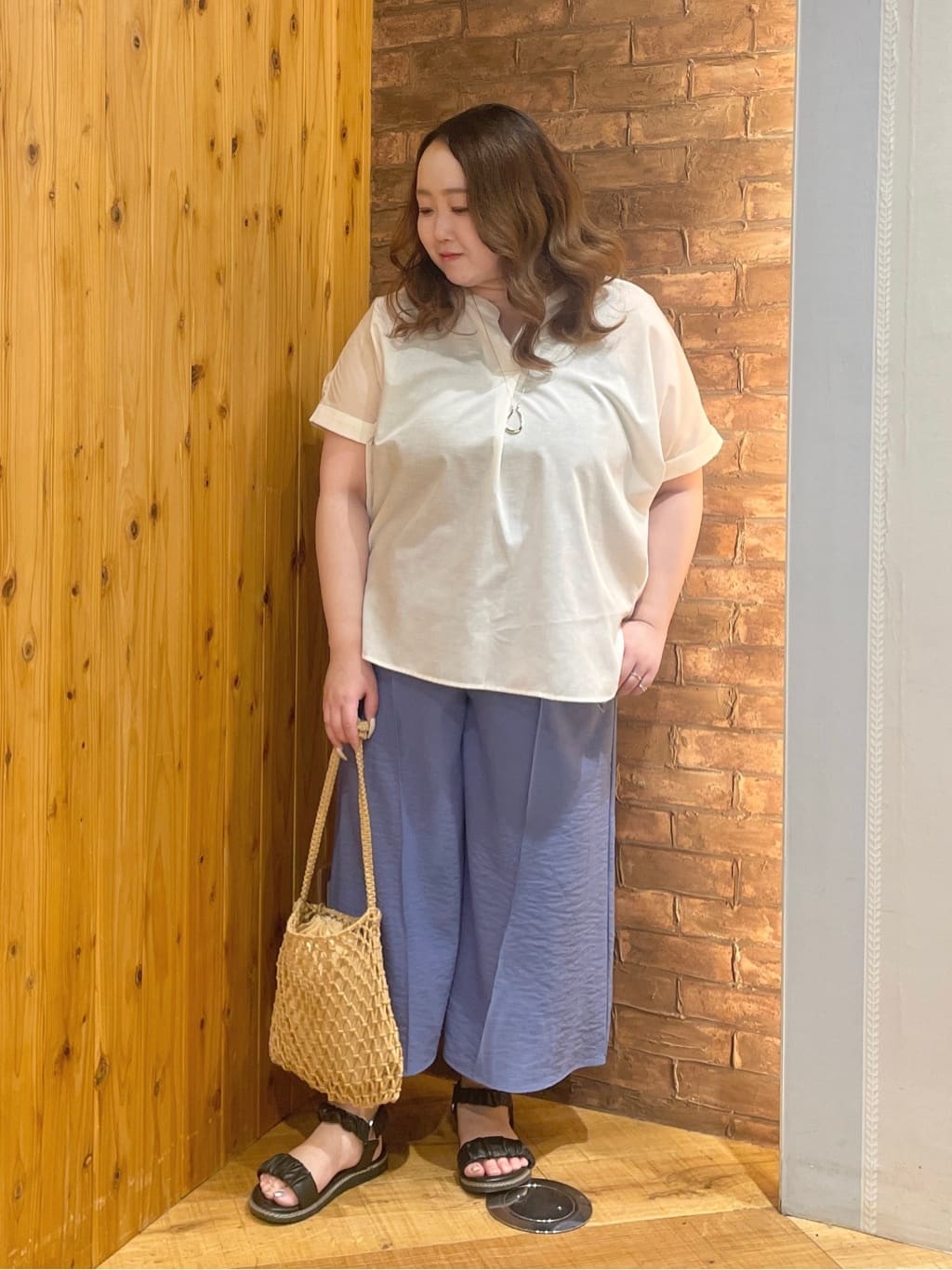 Risaさんの「SHOO･LA･RUE｜【S-LL/ひんやり】さらっとタッチできれい見え ピンタックスカーチョ」を使ったコーディネート