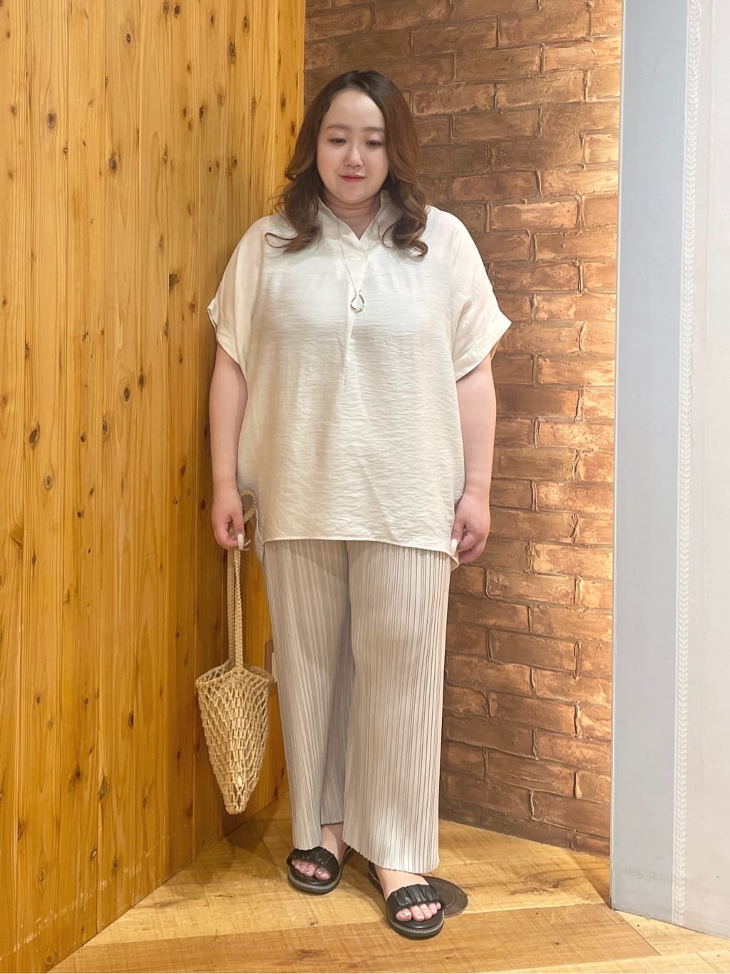Risaさんの「SHOO･LA･RUE｜【ひんやり】すっきりきれいに体型カバー コクーンシルエットワンピース」を使ったコーディネート