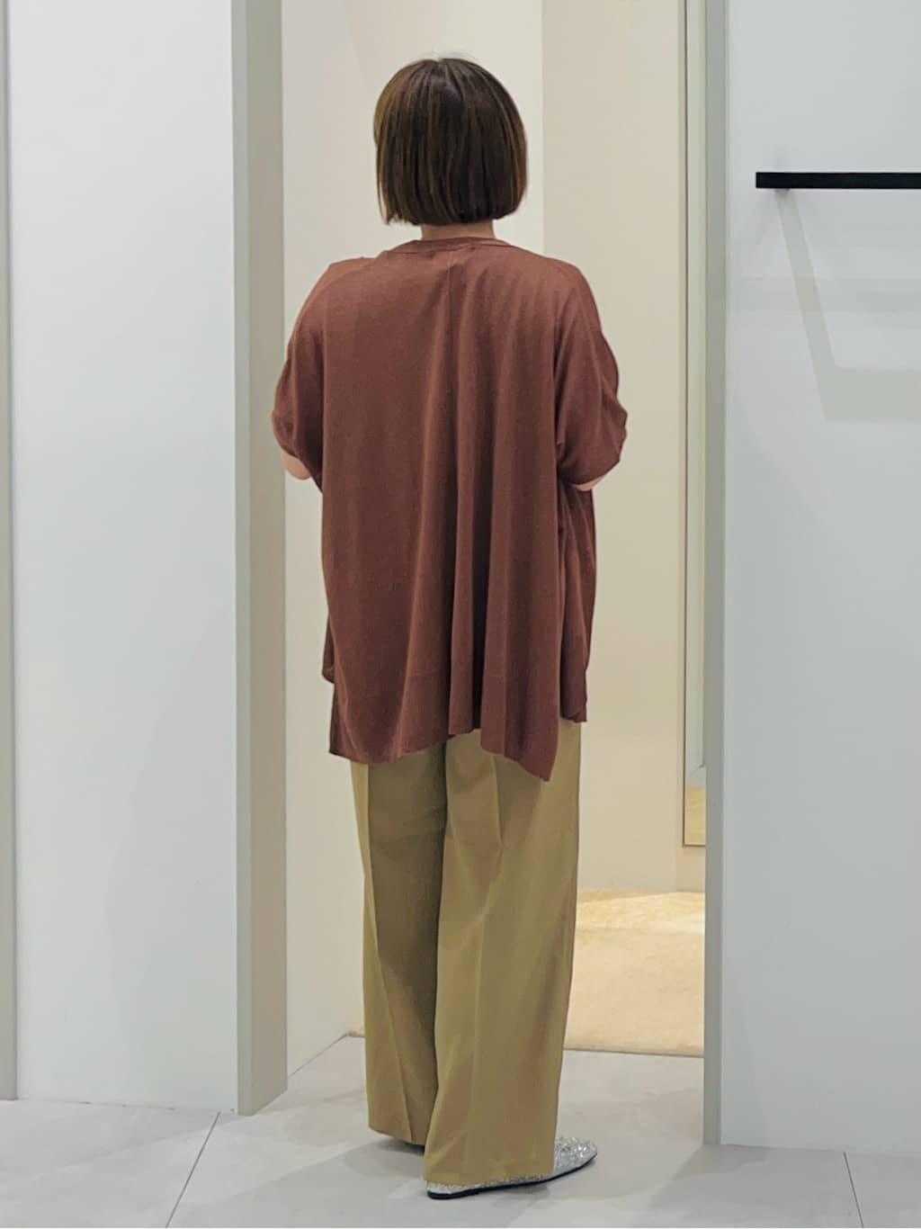 タナさんの「THE SHOP TK｜麻調ピンタックワイドパンツ【洗濯機OK】」を使ったコーディネート