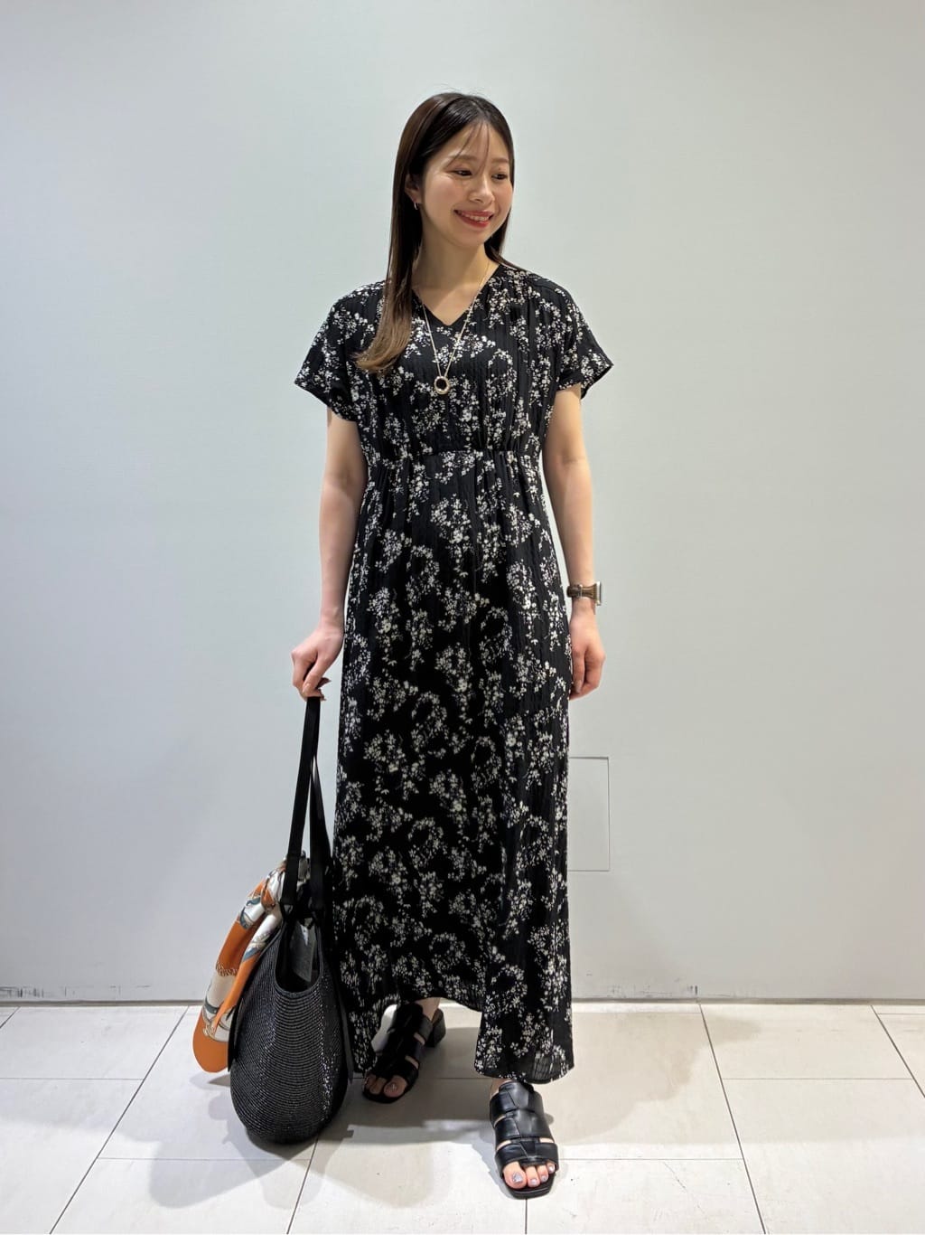 KAOさんの「INDIVI｜【60cm四方】スクエアスカーフ」を使ったコーディネート