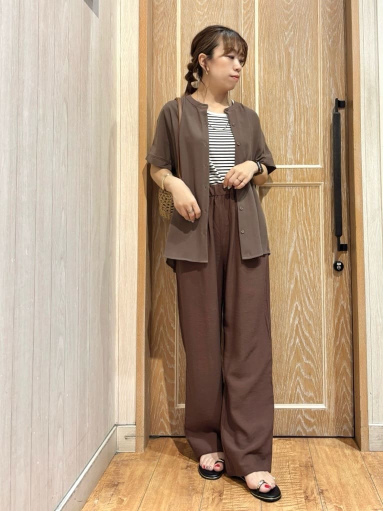 meiさんの「SHOO･LA･RUE｜【洗える/プチプラ】大人の抜け感をプラスする バンドカラーシャツ」を使ったコーディネート