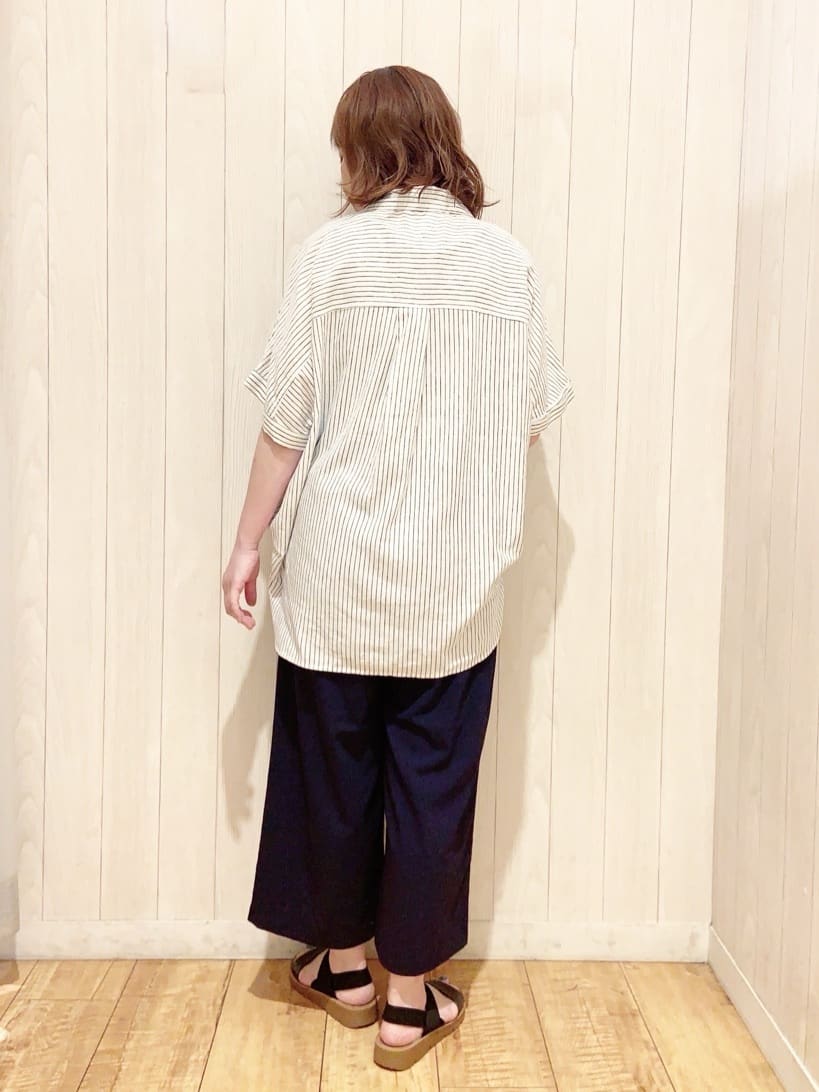 あいこさんの「SHOO･LA･RUE｜【S-LL/UV/接触冷感/抗菌防臭】体型を自然にカバー フレンチリネンブレンド襟付ドルマンシャツ」を使ったコーディネート