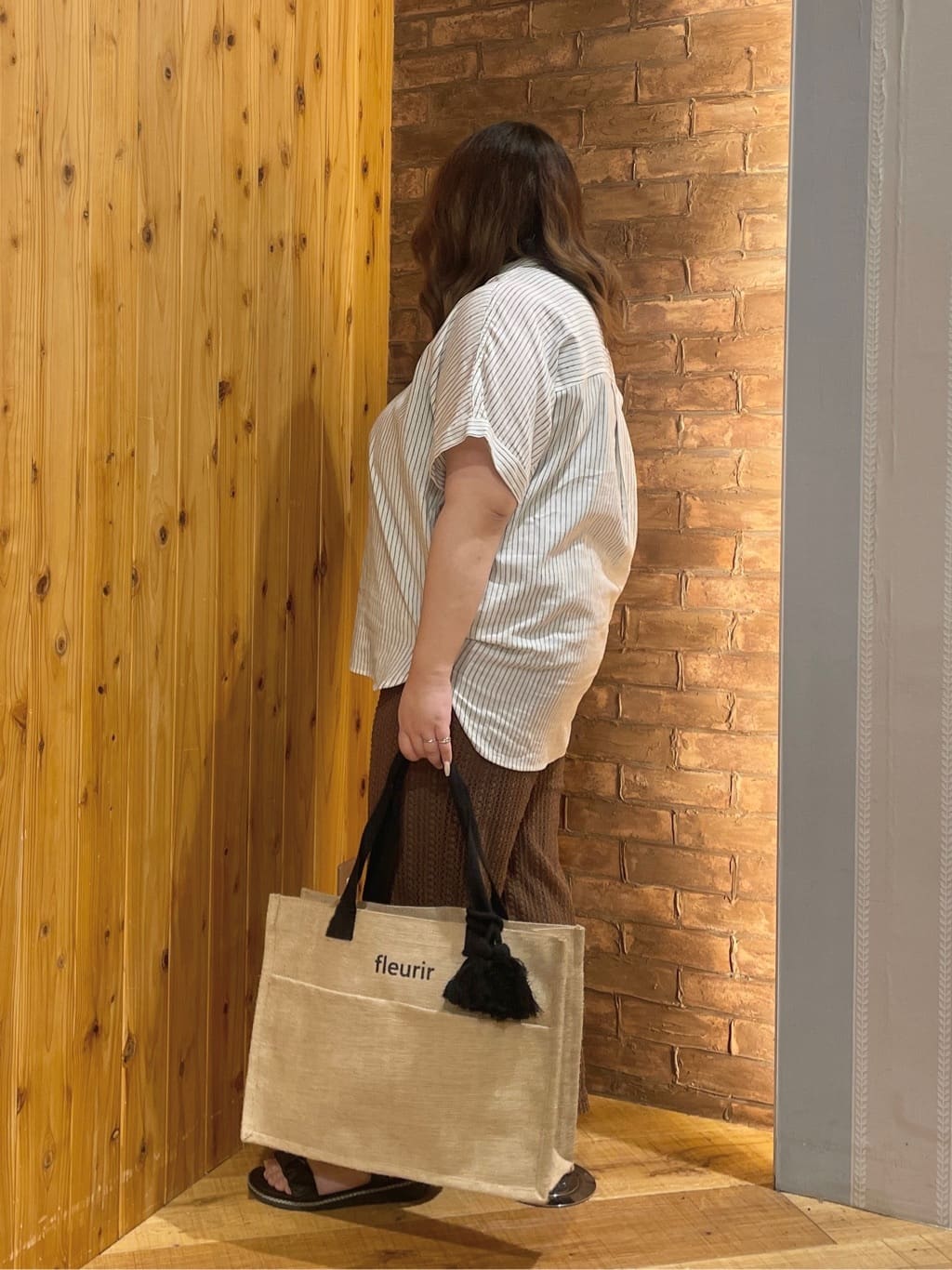 Risaさんの「SHOO･LA･RUE｜【S-LL/UV/接触冷感/抗菌防臭】体型を自然にカバー フレンチリネンブレンド襟付ドルマンシャツ」を使ったコーディネート