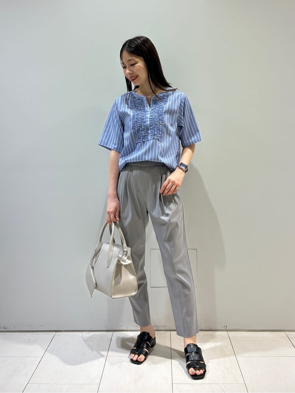 KAOさんの「INDIVI｜【洗える】胸元タックフリルブラウス」を使ったコーディネート