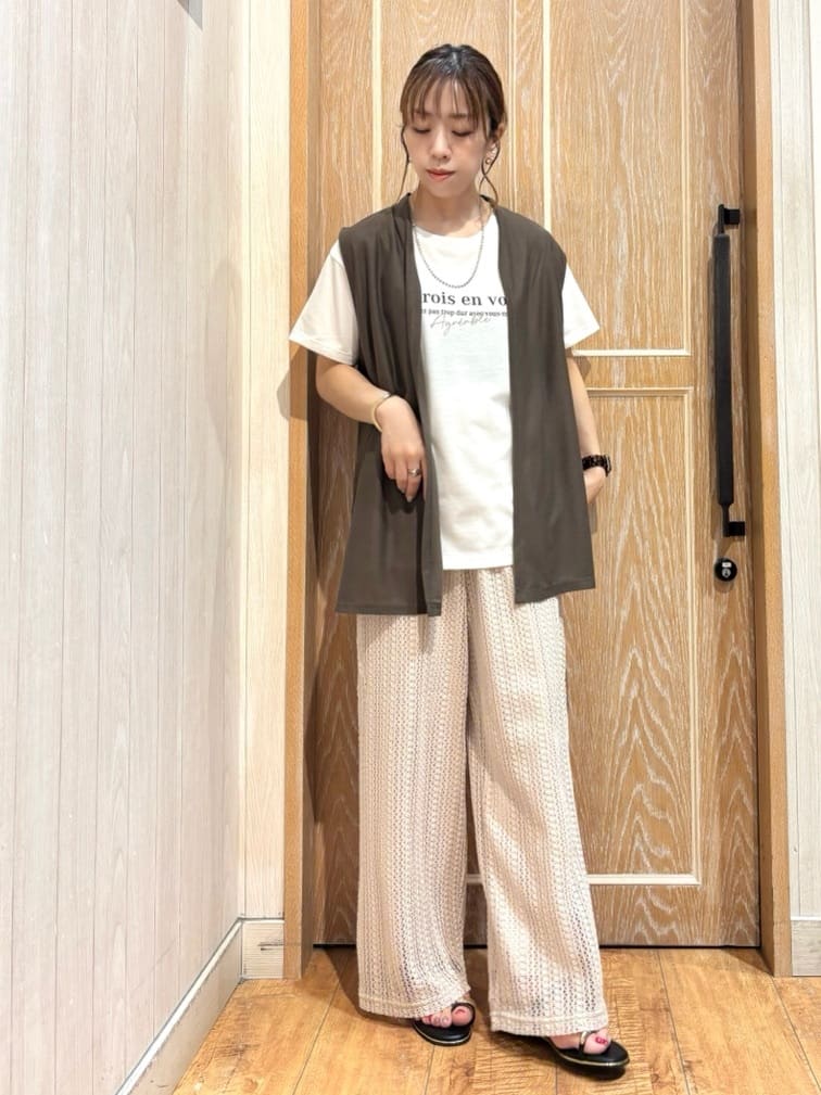 meiさんの「SHOO･LA･RUE｜【2点セット】着回しいろいろ ジレ＋ロゴTシャツ」を使ったコーディネート