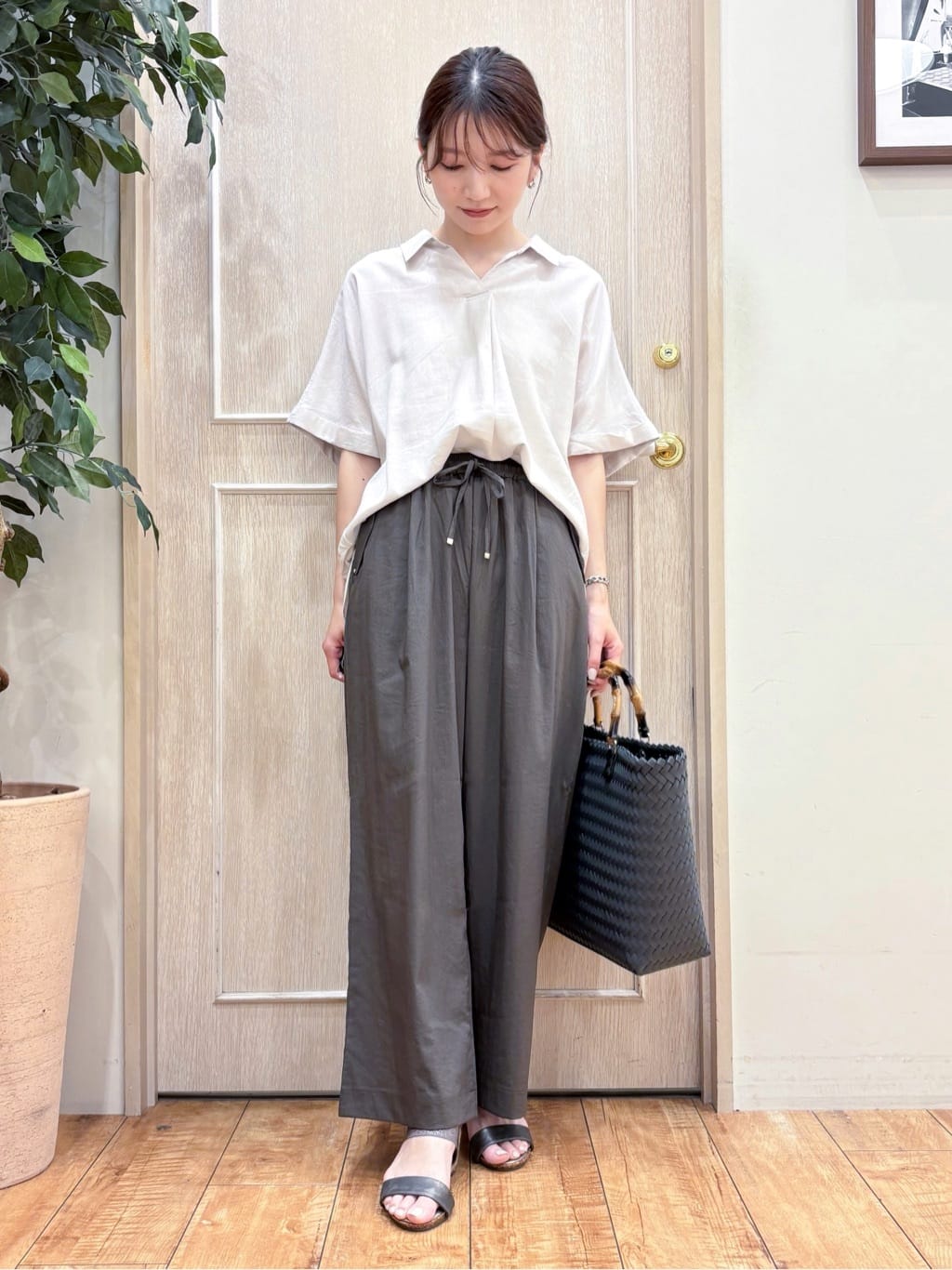 なみさんの「SHOO･LA･RUE｜【S-LL/UV/接触冷感/抗菌防臭】体型を自然にカバー フレンチリネンブレンド襟付ドルマンシャツ」を使ったコーディネート