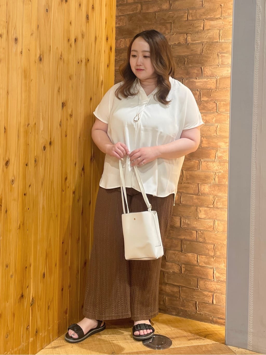 Risaさんの「SHOO･LA･RUE｜【洗える/S-LL/プチプラ】さらっとすっきりきれい見え スキッパーブラウス」を使ったコーディネート