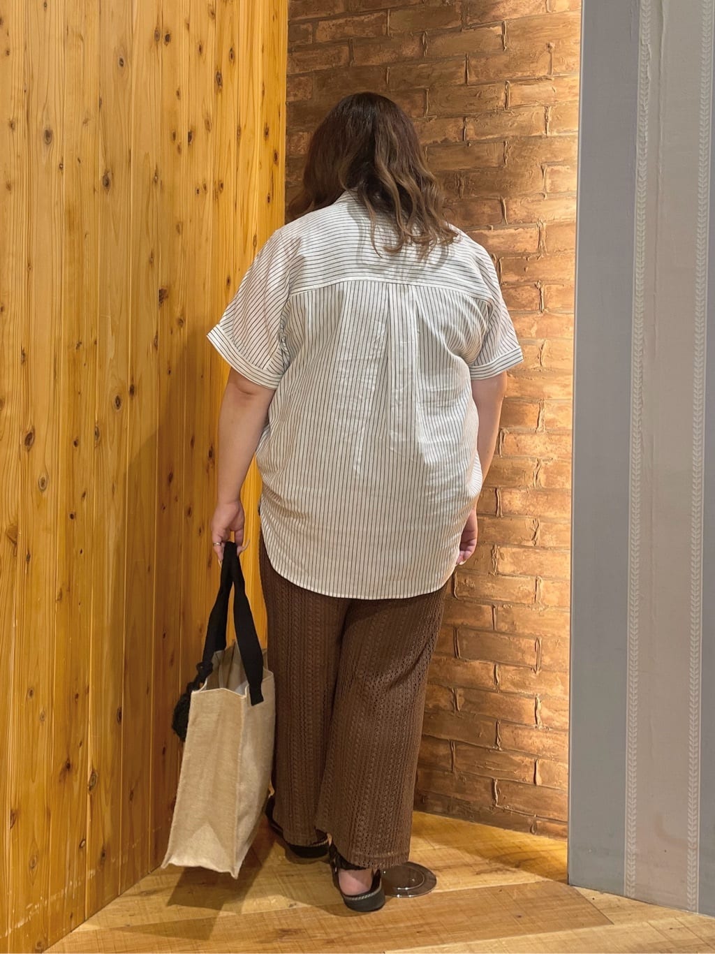 Risaさんの「SHOO･LA･RUE｜【S-LL/UV/接触冷感/抗菌防臭】体型を自然にカバー フレンチリネンブレンド襟付ドルマンシャツ」を使ったコーディネート