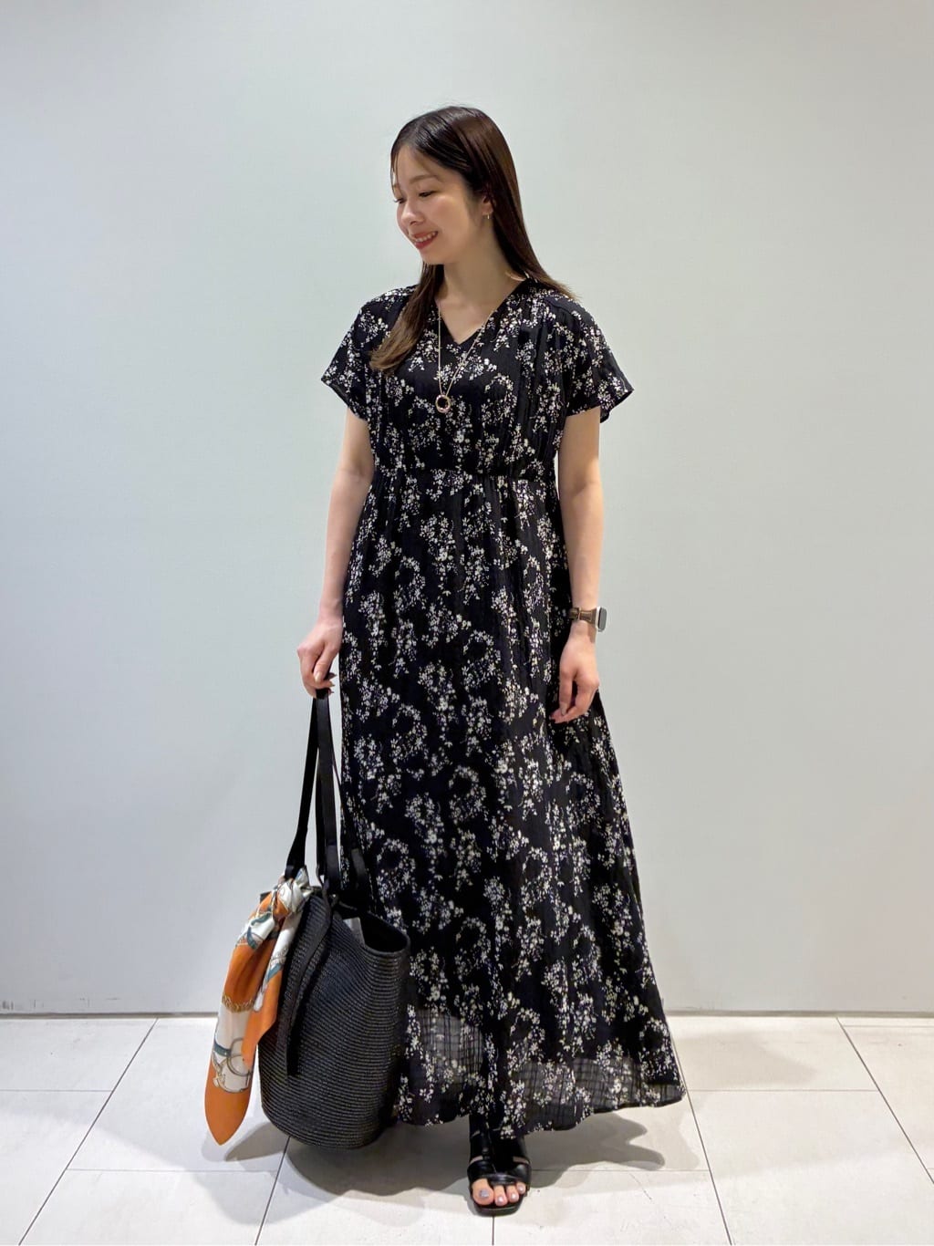 KAOさんの「INDIVI｜【60cm四方】スクエアスカーフ」を使ったコーディネート