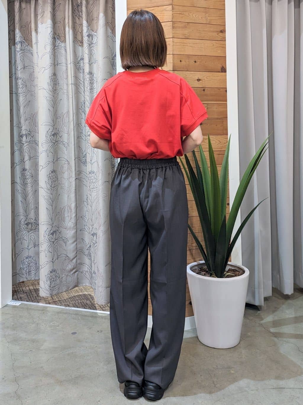  E.Yさんの「THE SHOP TK｜麻調ピンタックワイドパンツ【洗濯機OK】」を使ったコーディネート