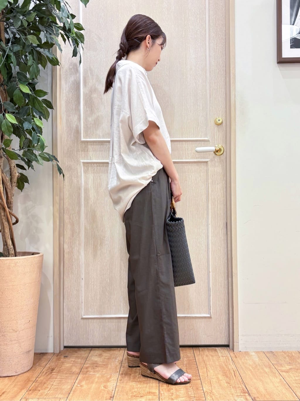 なみさんの「SHOO･LA･RUE｜【S-LL/UV/接触冷感/抗菌防臭】体型を自然にカバー フレンチリネンブレンド襟付ドルマンシャツ」を使ったコーディネート