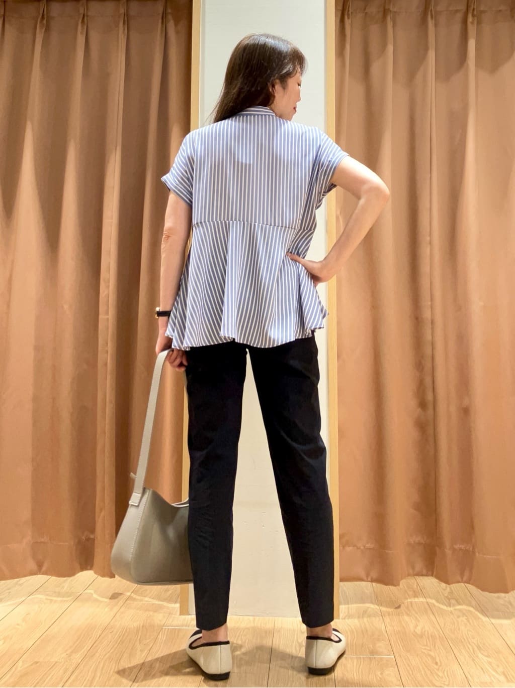 やくちゃんさんの「grove｜キレイも動きやすさも　美脚見えハイパーストレッチパンツ」を使ったコーディネート