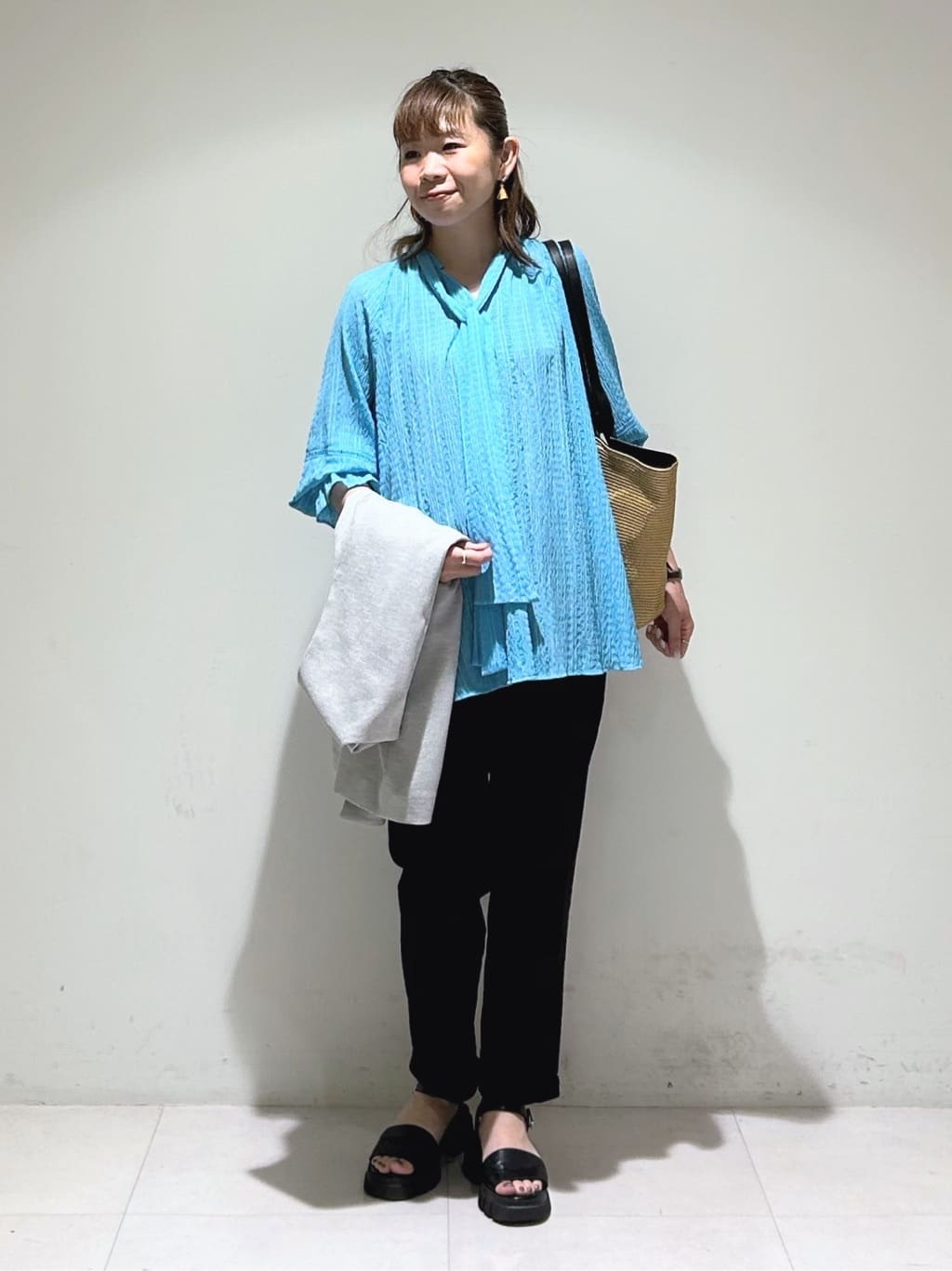 tsuyuさんの「INDIVI｜【洗える／シャーリング素材】ボリューム袖エアリーブラウス」を使ったコーディネート