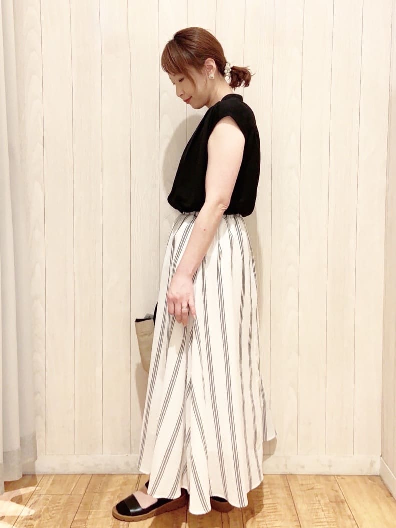 あいこさんの「SHOO･LA･RUE｜【S-LL/洗濯後しわになりにくい】上品にきれい見え スラブギャザーブラウス」を使ったコーディネート