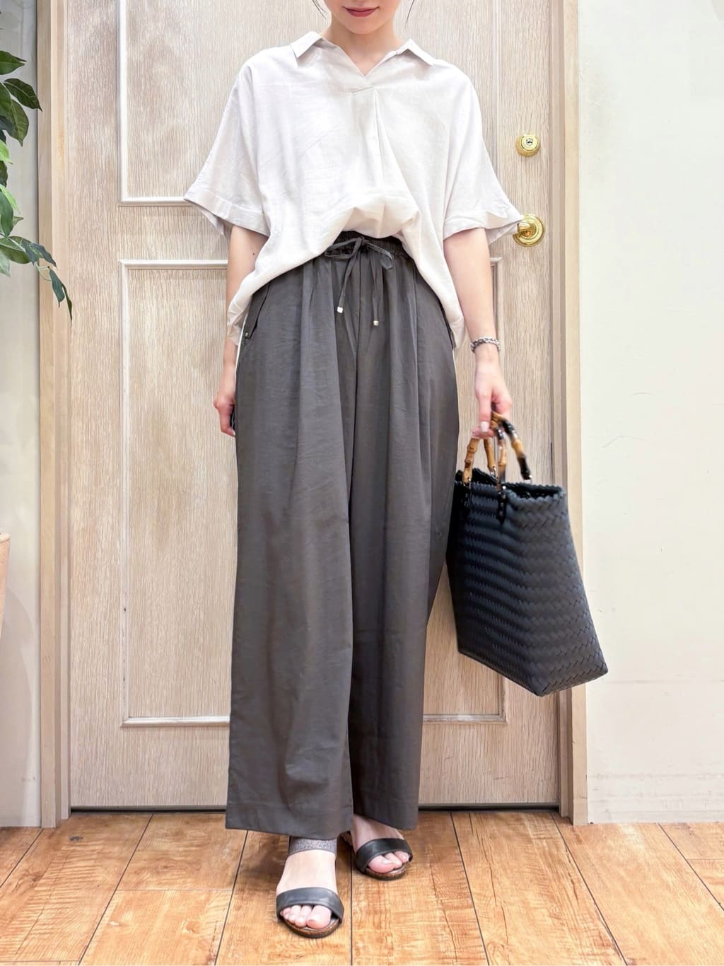 なみさんの「SHOO･LA･RUE｜【S-LL/UV/接触冷感/抗菌防臭】体型を自然にカバー フレンチリネンブレンド襟付ドルマンシャツ」を使ったコーディネート