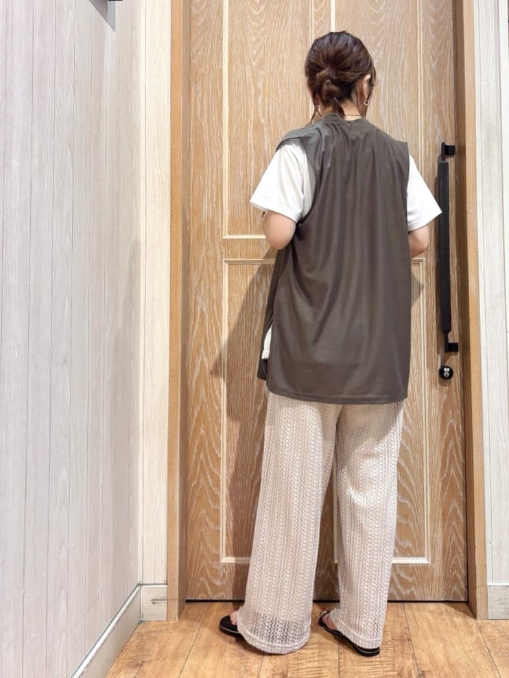 meiさんの「SHOO･LA･RUE｜【2点セット】着回しいろいろ ジレ＋ロゴTシャツ」を使ったコーディネート