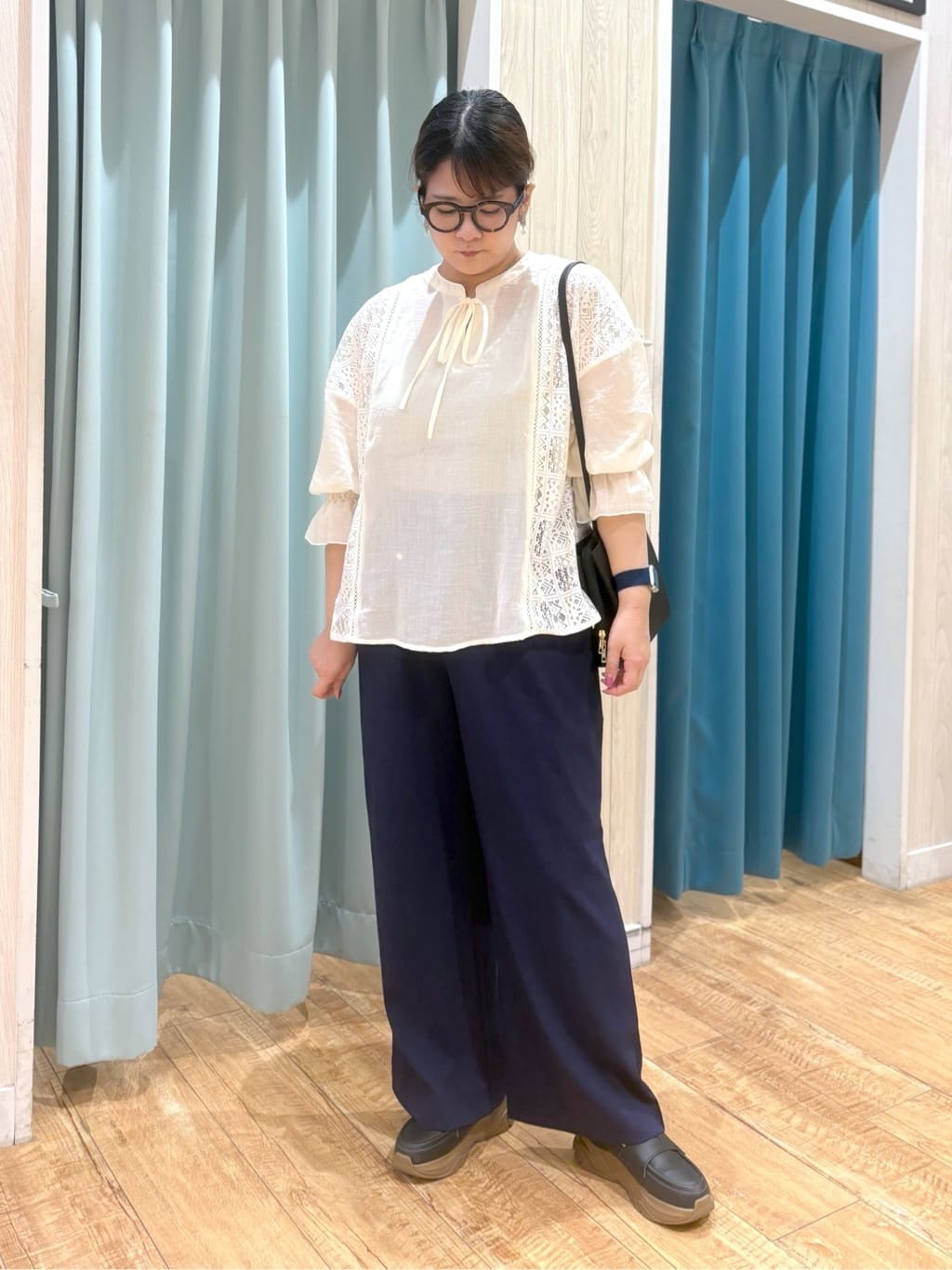 砂糖さんの「SHOO･LA･RUE｜【着丈選べる】一枚でこなれ見え サイドレースブラウス」を使ったコーディネート