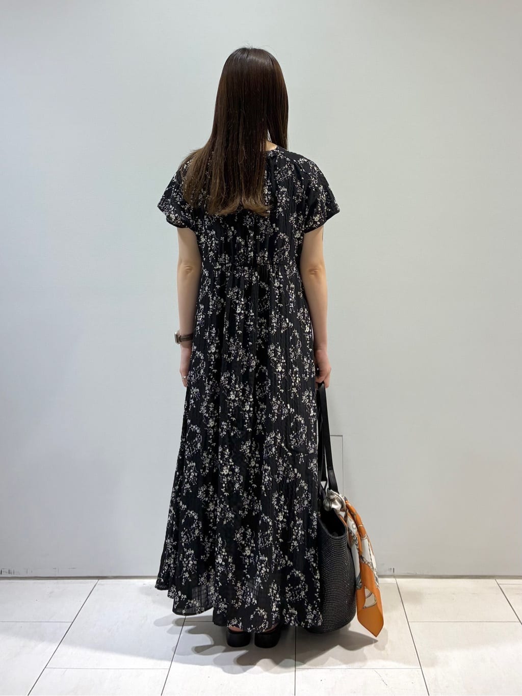 KAOさんの「INDIVI｜【60cm四方】スクエアスカーフ」を使ったコーディネート