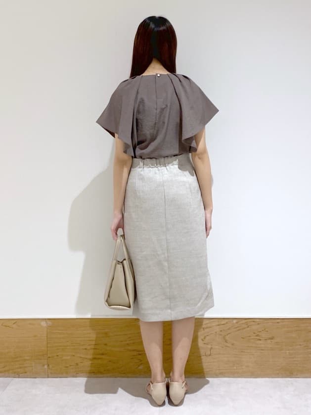 Hatsuneさんの「OPAQUE.CLIP｜《7色展開／S-LLサイズ》フリルタックスリーブキーネックブラウス【吸水速乾／洗濯機可／イージーアイ」を使ったコーディネート