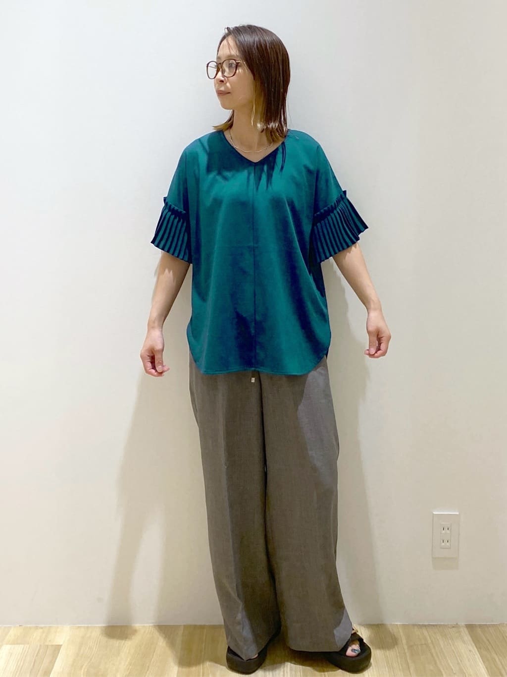 えりさんの「OPAQUE.CLIP｜リネンライクキーネックタックスリーブブラウス【洗濯機洗い可／吸水速乾／接触冷感】」を使ったコーディネート