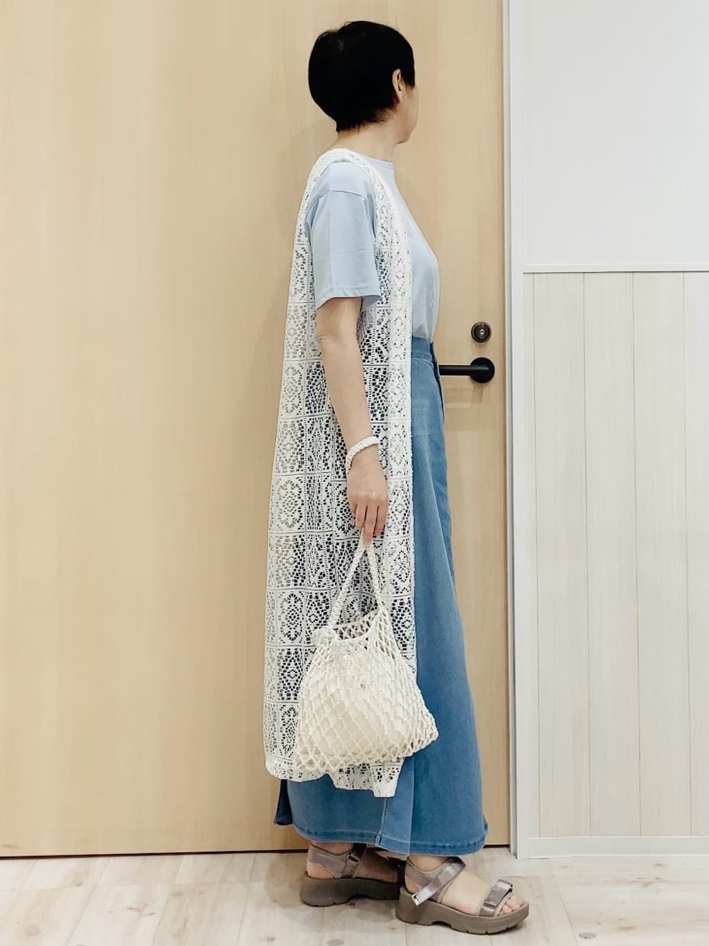 ノンさんの「SHOO･LA･RUE｜◆【S-LL】羽織るだけでサマ見え レース風の柄が華やかなロングジレ」を使ったコーディネート