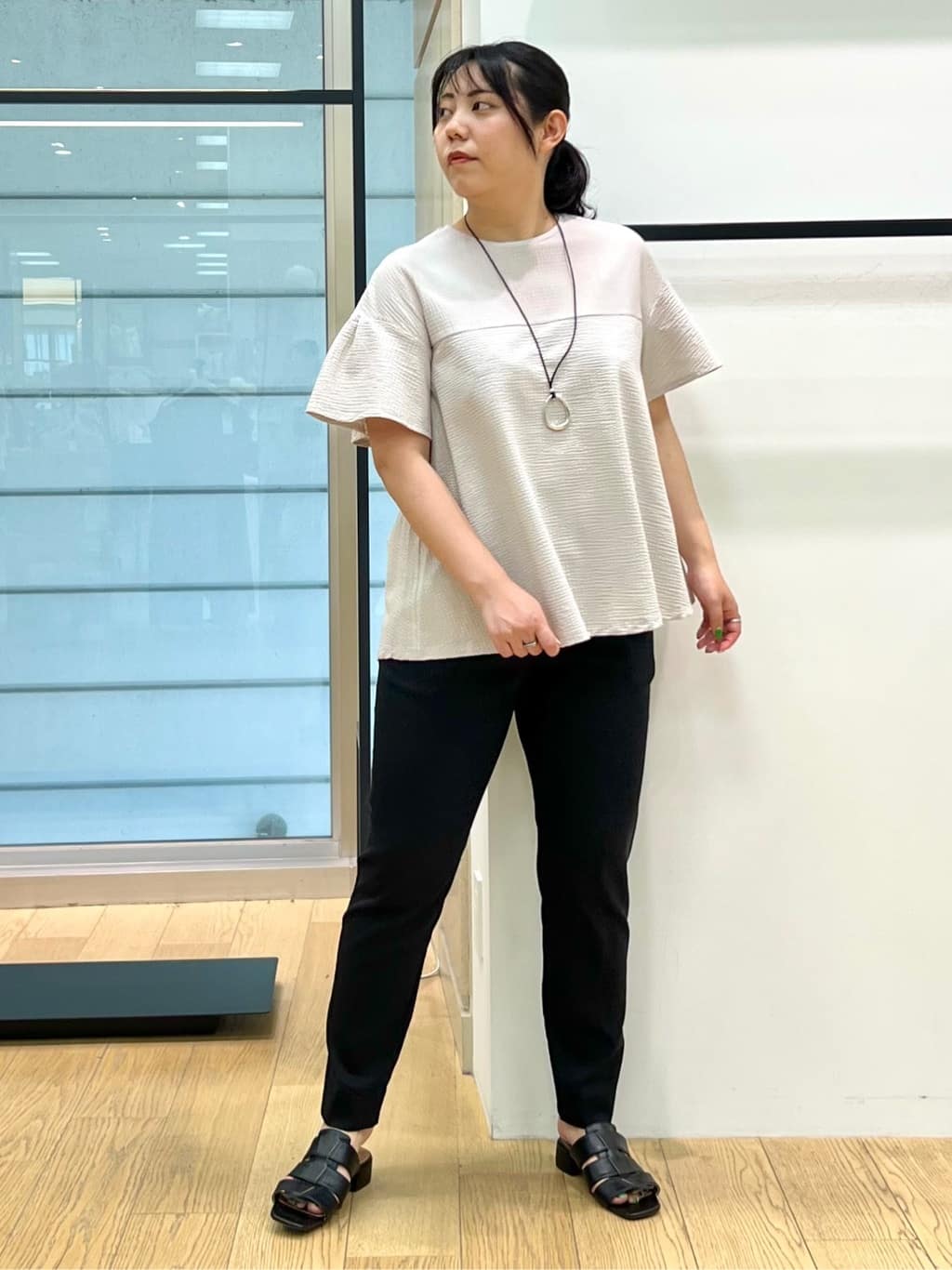 shimaさんの「INDIVI｜【90cm四方】ボタニカル柄大判スカーフ」を使ったコーディネート