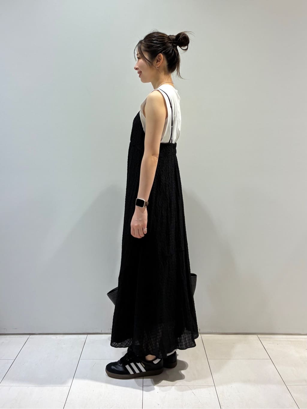 KAOさんの「INDIVI｜【60cm四方】スクエアスカーフ」を使ったコーディネート