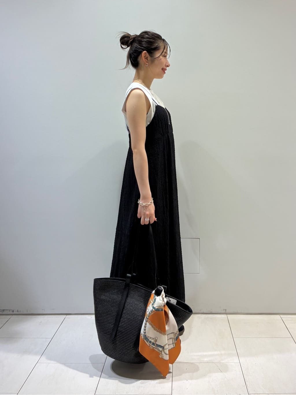 KAOさんの「INDIVI｜【60cm四方】スクエアスカーフ」を使ったコーディネート