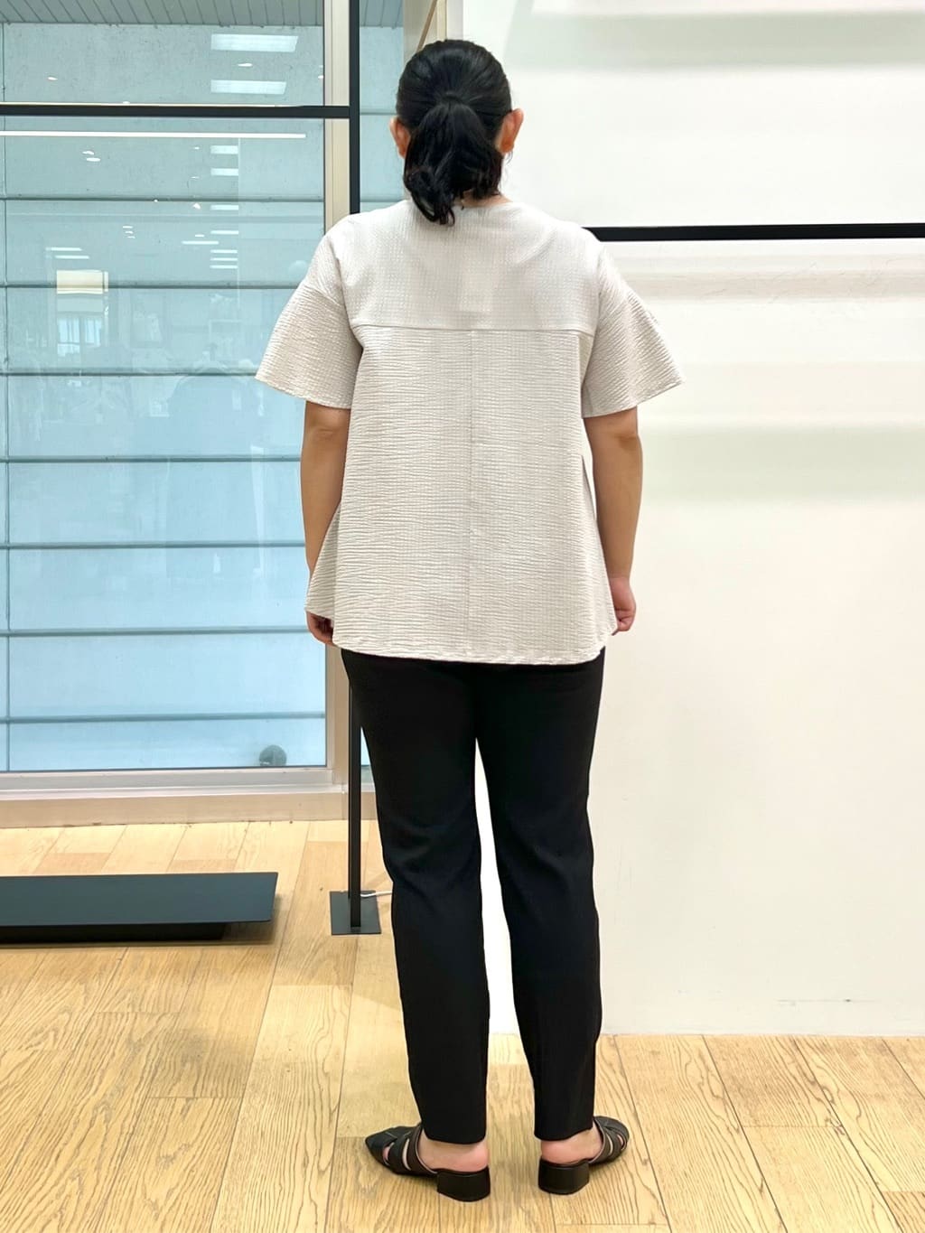shimaさんの「INDIVI｜【90cm四方】ボタニカル柄大判スカーフ」を使ったコーディネート