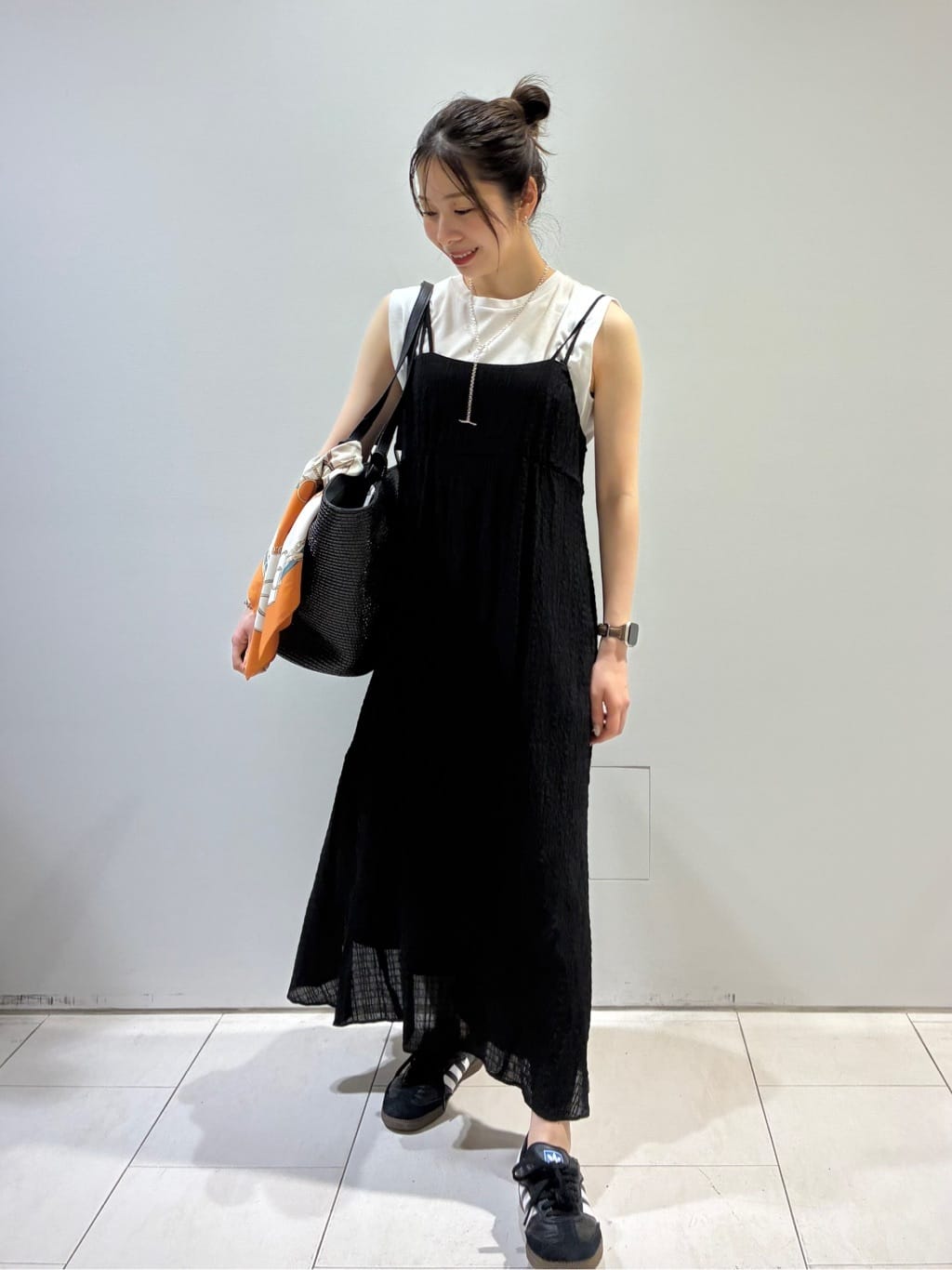 KAOさんの「INDIVI｜【60cm四方】スクエアスカーフ」を使ったコーディネート