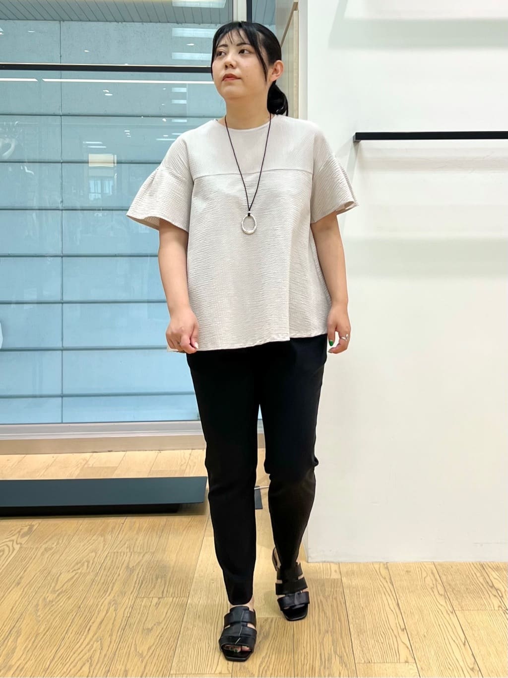 shimaさんの「INDIVI｜【90cm四方】ボタニカル柄大判スカーフ」を使ったコーディネート