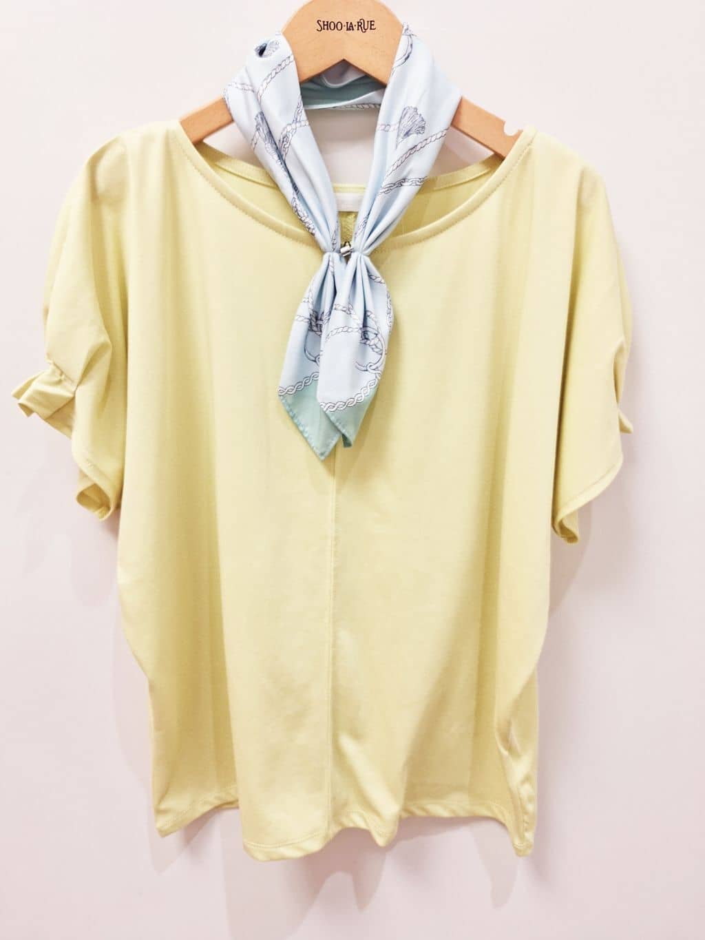MOMOさんの「SHOO･LA･RUE｜【S-LL/洗濯後しわになりにくい】上品にきれい見え スラブギャザーブラウス」を使ったコーディネート
