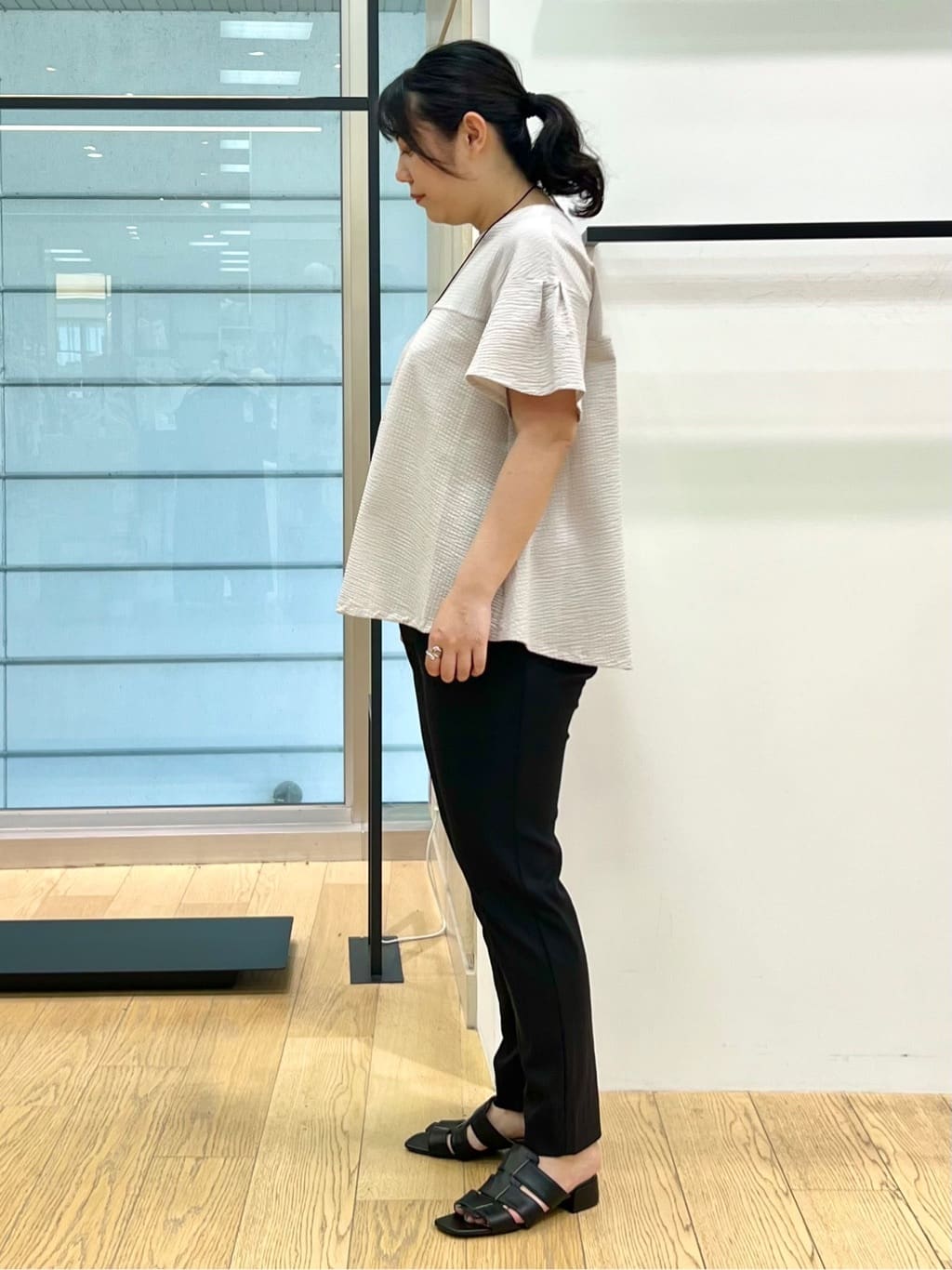 shimaさんの「INDIVI｜【90cm四方】ボタニカル柄大判スカーフ」を使ったコーディネート
