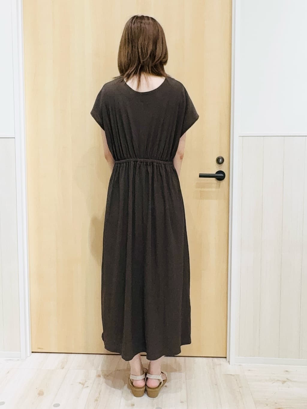 Naさんの「SHOO･LA･RUE｜【前後2WAY】さらりと大人上品に 楊柳フレンチワンピース」を使ったコーディネート