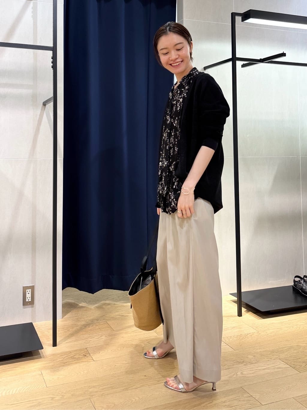 kanaeさんの「INDIVI｜【モノトーン小花柄／シャーリング素材】ボリューム袖エアリーブラウス」を使ったコーディネート