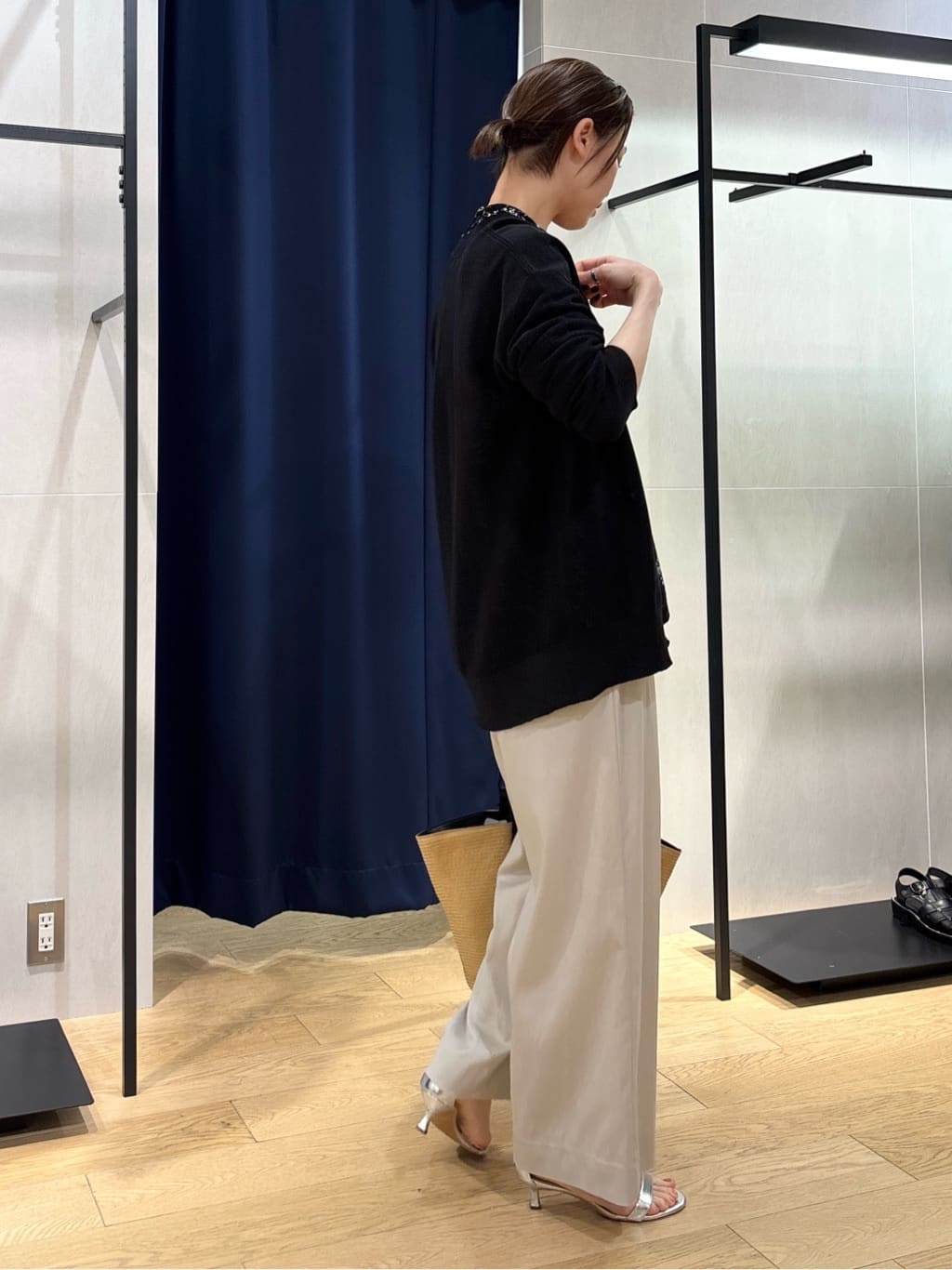 kanaeさんの「INDIVI｜【モノトーン小花柄／シャーリング素材】ボリューム袖エアリーブラウス」を使ったコーディネート