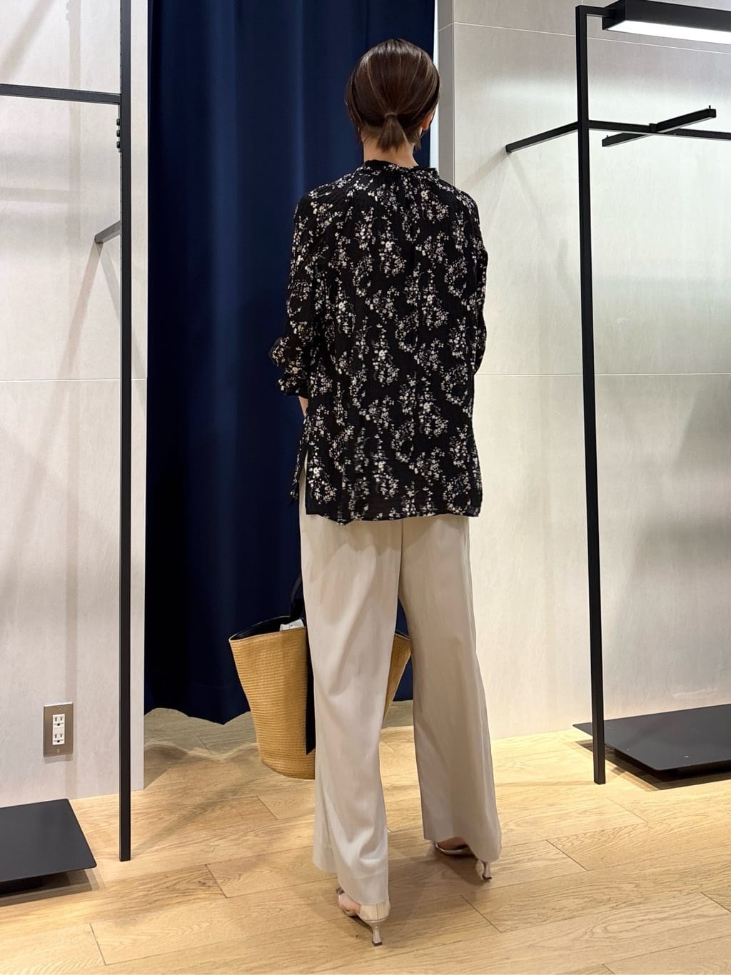 kanaeさんの「INDIVI｜【モノトーン小花柄／シャーリング素材】ボリューム袖エアリーブラウス」を使ったコーディネート