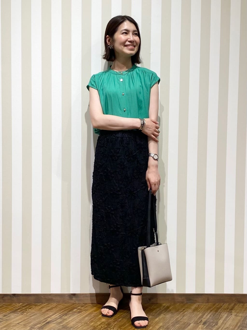 SAOさんの「SHOO･LA･RUE｜【S-LL/洗濯後しわになりにくい】上品にきれい見え スラブギャザーブラウス」を使ったコーディネート