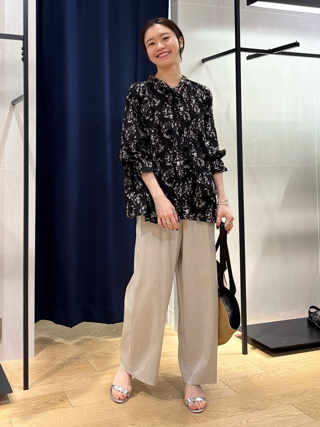 kanaeさんの「INDIVI｜【モノトーン小花柄／シャーリング素材】ボリューム袖エアリーブラウス」を使ったコーディネート